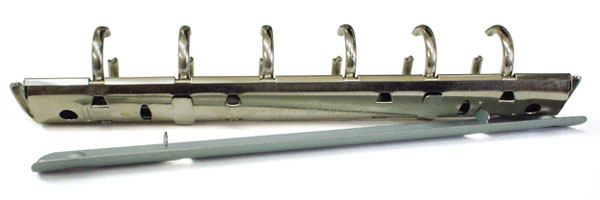 手帳用バインダー金具N127-6-15R-15SRの裏面：背板と本体を繋げるツメがあります